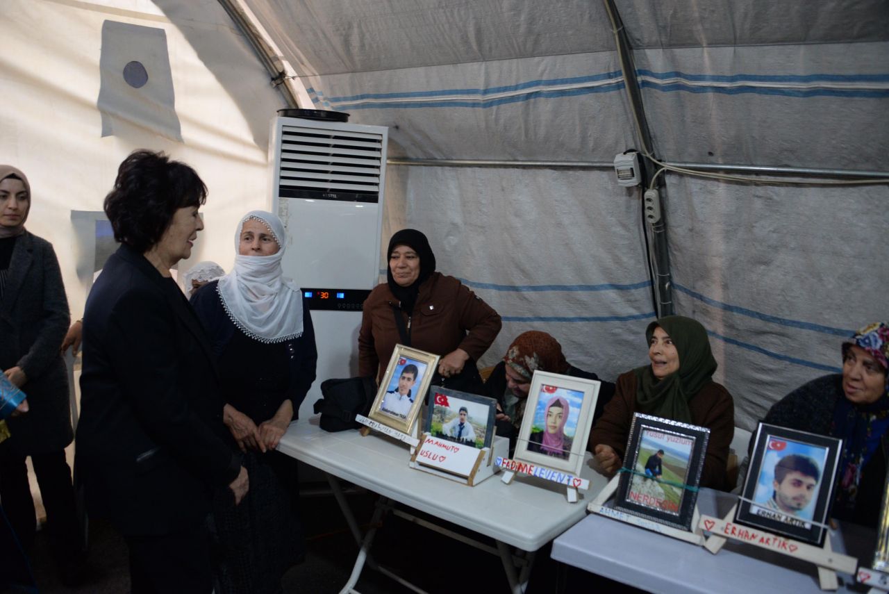Usta sanatçı Hülya Koçyiğit Diyarbakır anneleriyle nöbet tuttu! 4