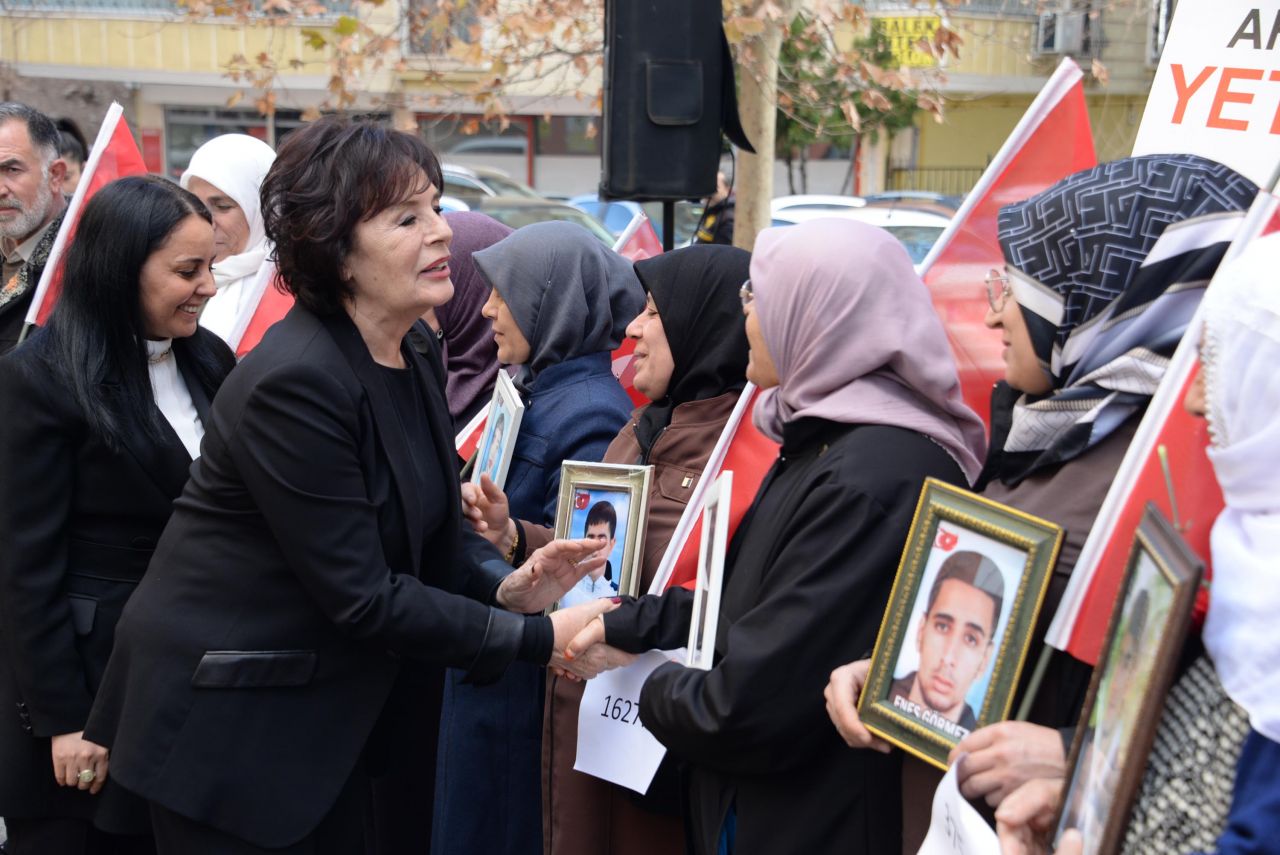 Usta sanatçı Hülya Koçyiğit Diyarbakır anneleriyle nöbet tuttu! 6