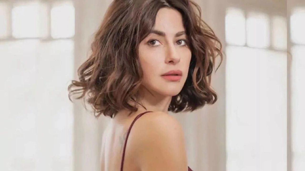 Güzel oyuncu Nesrin Cavadzade kombini ile hayran bıraktı! Takipçilerinden beğeni ve yorum yağdı... 3