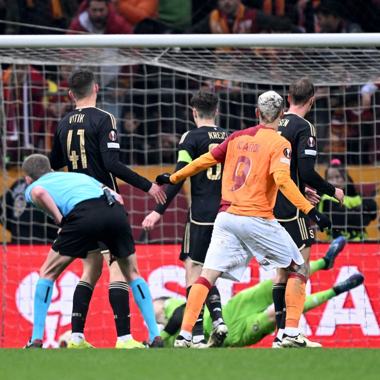 Çekya basını Galatasaray’ın galibiyetini manşetlere taşıdı! Taraftarlara hayran kaldılar: “Maçın başlamasıyla yaptığı ıslık ve tezahürat sağır edici bir kükremeye dönüştü” 3