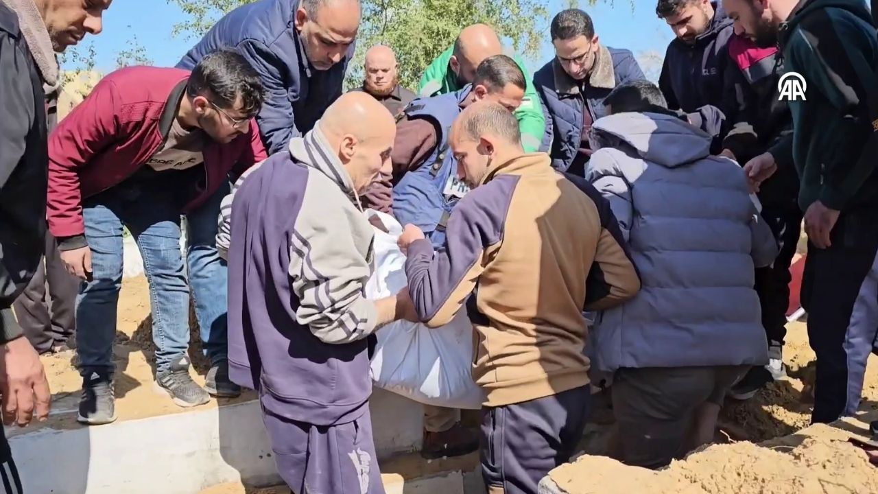 Filistinliler cenazelerini geçici mezarlardan çıkararak asıl mezarlığa taşıyor 1