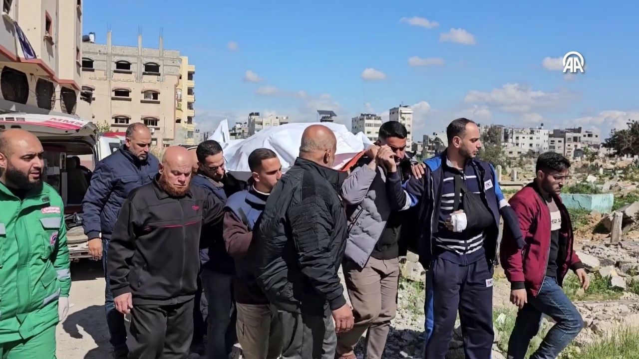 Filistinliler cenazelerini geçici mezarlardan çıkararak asıl mezarlığa taşıyor 2
