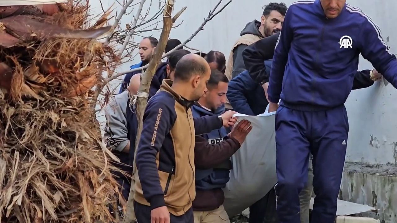 Filistinliler cenazelerini geçici mezarlardan çıkararak asıl mezarlığa taşıyor 3