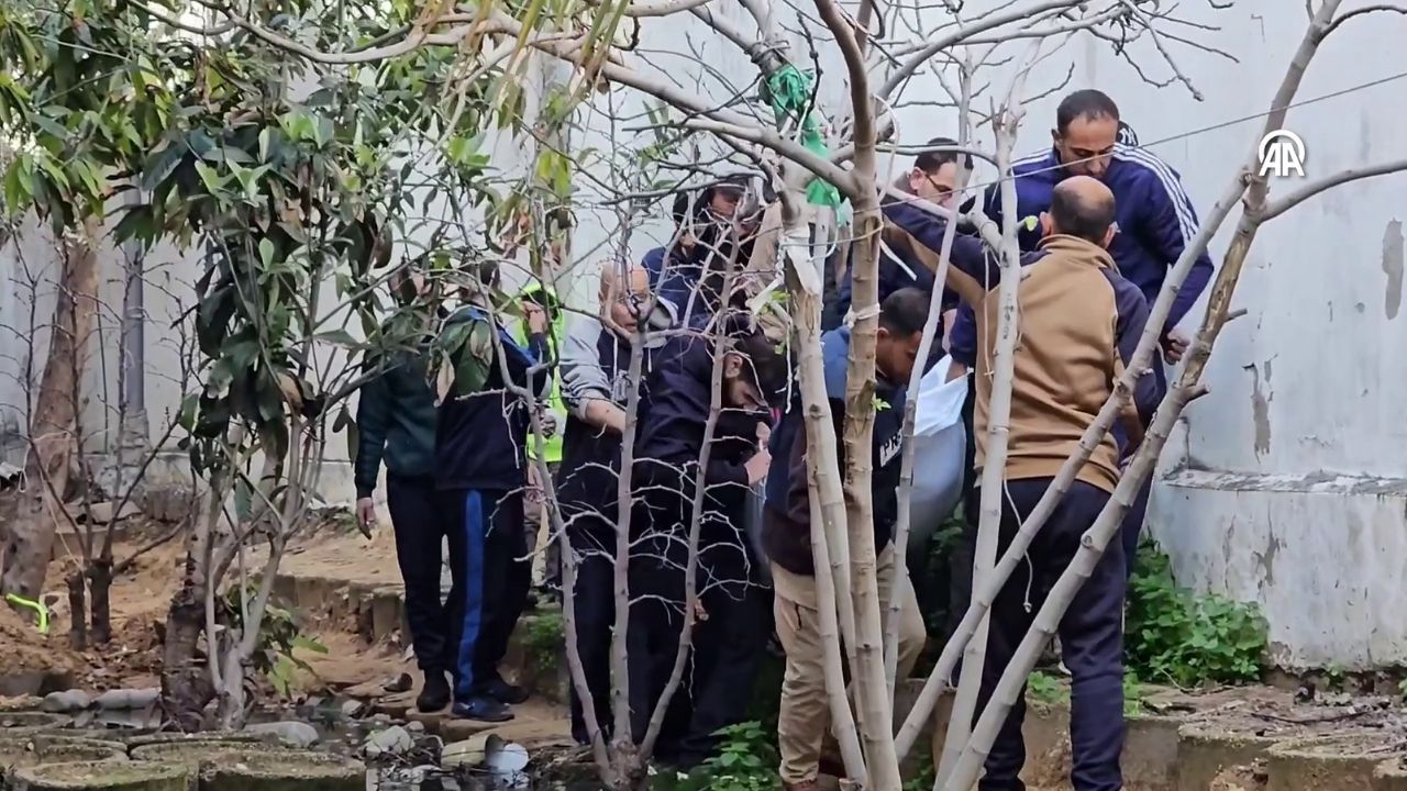 Filistinliler cenazelerini geçici mezarlardan çıkararak asıl mezarlığa taşıyor 4