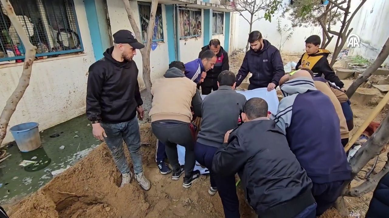 Filistinliler cenazelerini geçici mezarlardan çıkararak asıl mezarlığa taşıyor 5