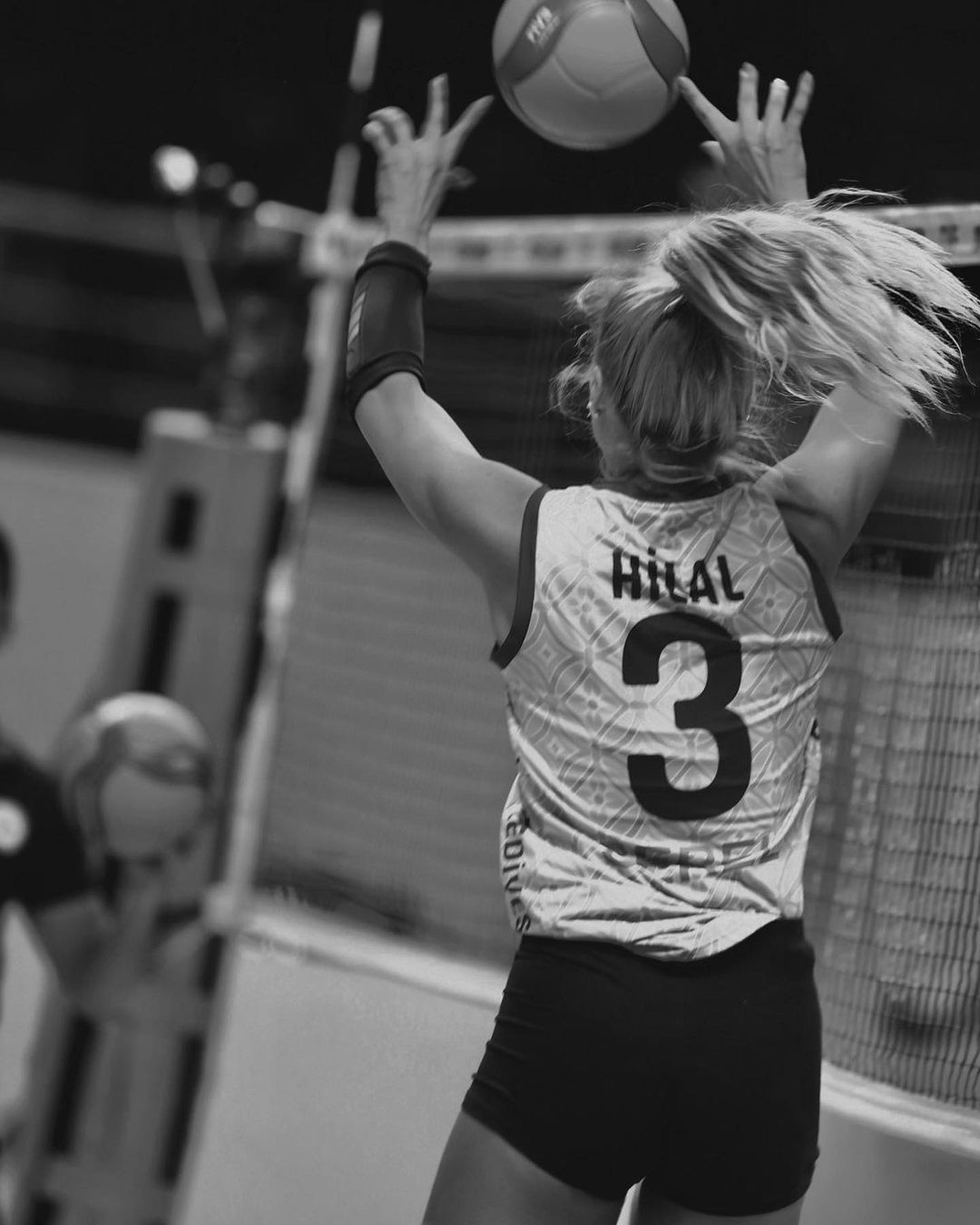 Maçta tüm gözler onun üstünde: Beşiktaşlı voleybolcu Hilal Kocakara güzelliğiyle büyülüyor! 8