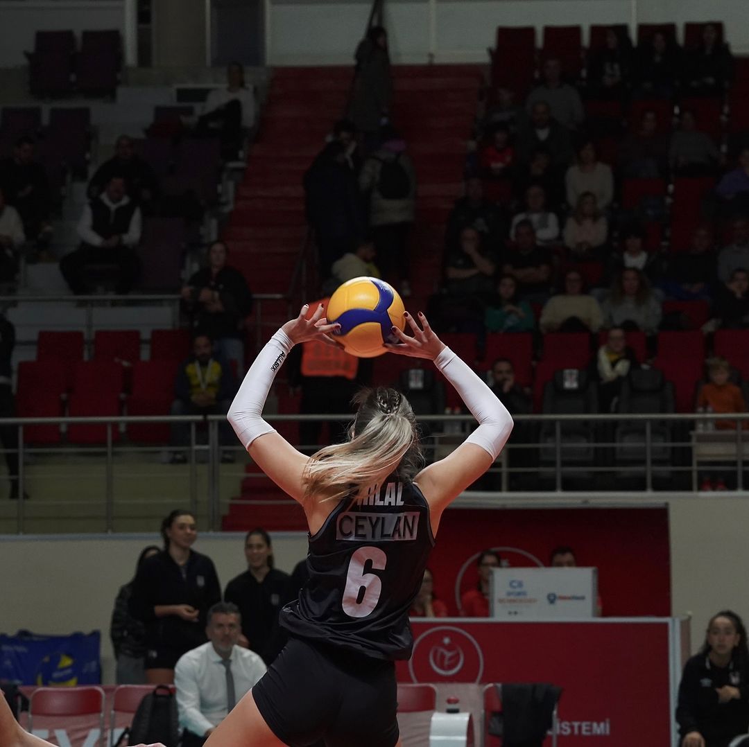 Maçta tüm gözler onun üstünde: Beşiktaşlı voleybolcu Hilal Kocakara güzelliğiyle büyülüyor! 3