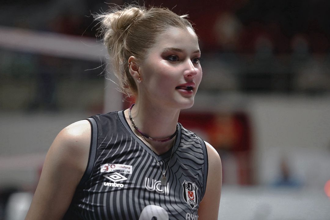 Maçta tüm gözler onun üstünde: Beşiktaşlı voleybolcu Hilal Kocakara güzelliğiyle büyülüyor! 6
