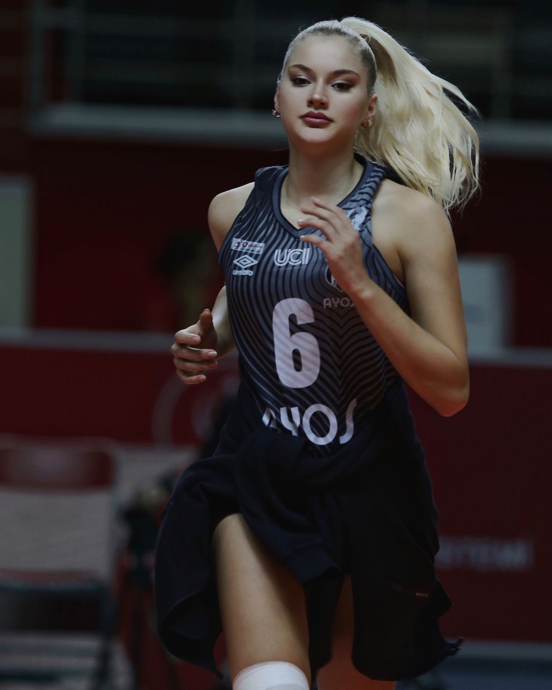 Maçta tüm gözler onun üstünde: Beşiktaşlı voleybolcu Hilal Kocakara güzelliğiyle büyülüyor! 1