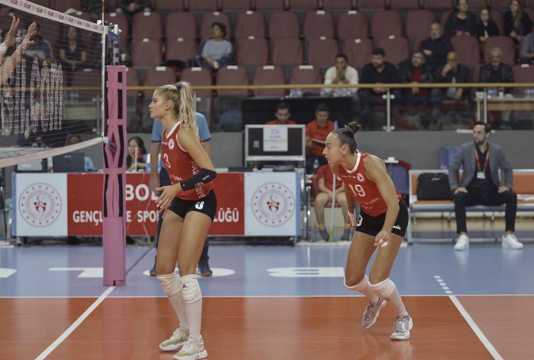 Maçta tüm gözler onun üstünde: Beşiktaşlı voleybolcu Hilal Kocakara güzelliğiyle büyülüyor! 16