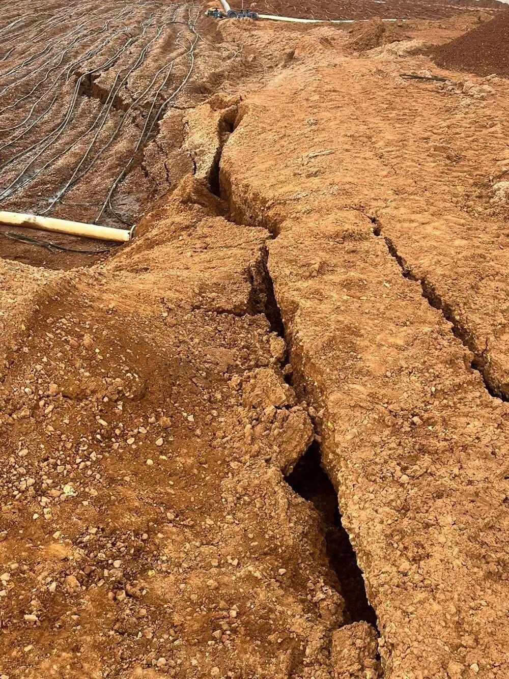 Çatlakları bilmelerine ve uyarılara rağmen önlem almadılar! Derin yarıklar saatler önce fotoğraflandı... 5