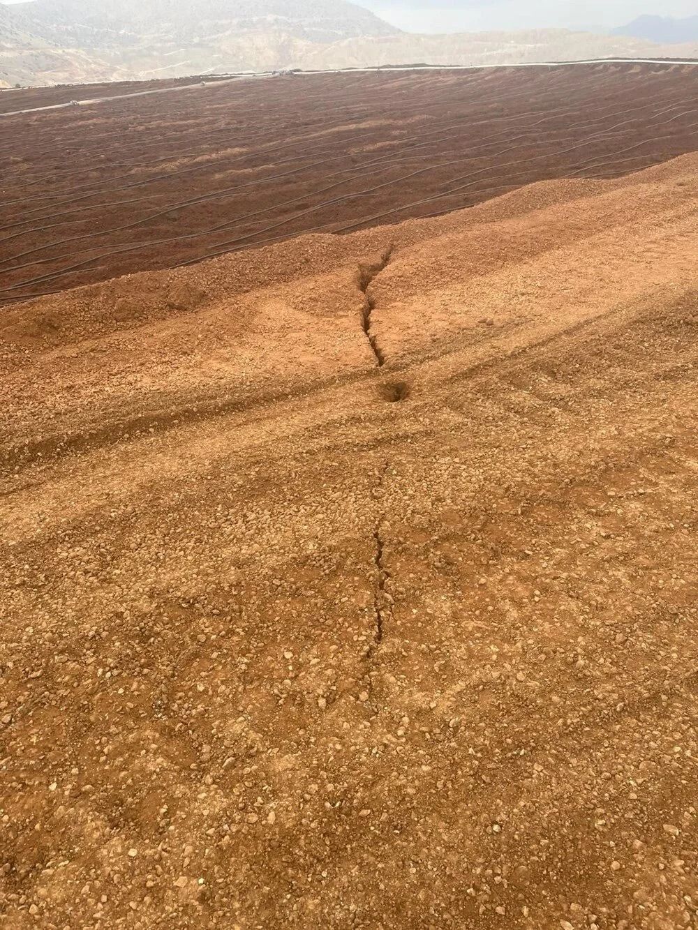 Çatlakları bilmelerine ve uyarılara rağmen önlem almadılar! Derin yarıklar saatler önce fotoğraflandı... 2