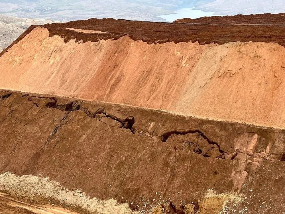 Çatlakları bilmelerine ve uyarılara rağmen önlem almadılar! Derin yarıklar saatler önce fotoğraflandı... 4