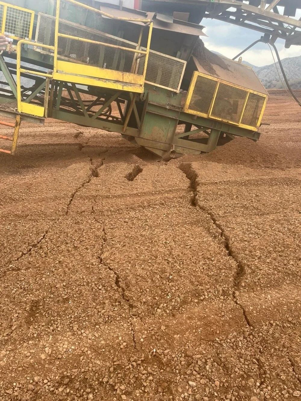 Çatlakları bilmelerine ve uyarılara rağmen önlem almadılar! Derin yarıklar saatler önce fotoğraflandı... 7