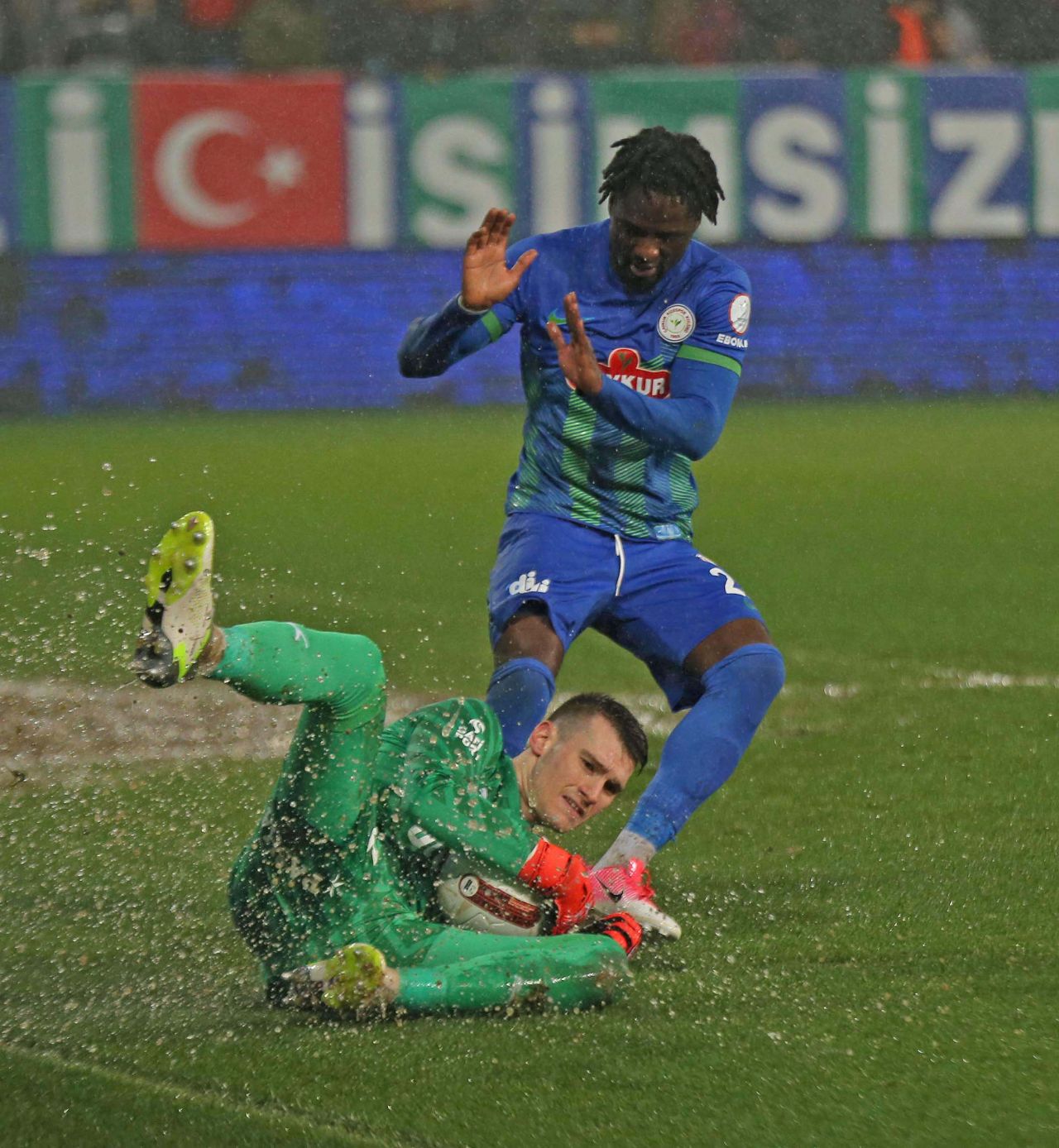 Sosyal medyaya damga vuran açıklama! Olay yaratan sözler: “Serdar Dursun hamlesi herkesi hayrete düşürdü! Tek mantıklı açıklaması İsmail Kartal ile Michy Batshuayi arasında devre arasında bir şey yaşandı!” 6