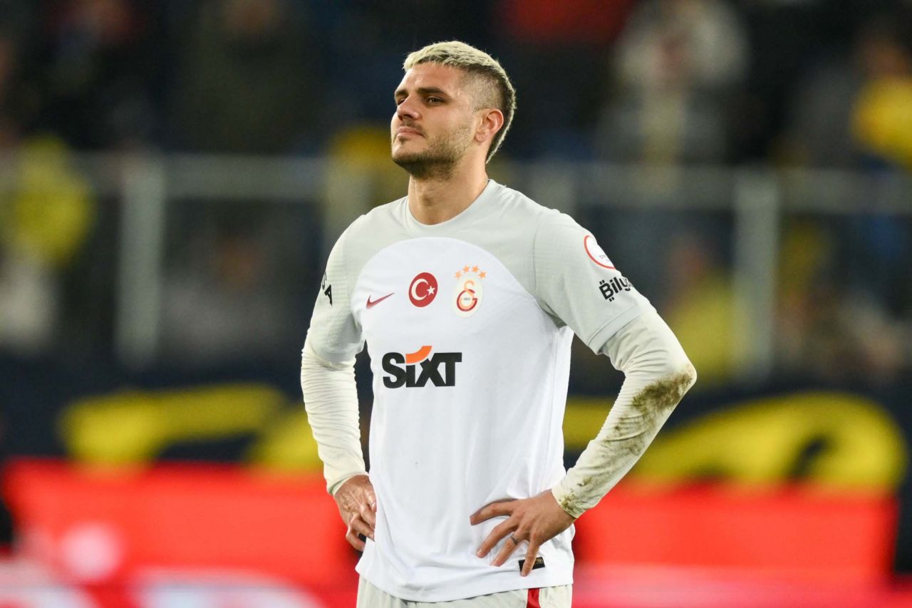 Galatasaray’da haftalar sonra ortaya çıkan şok gerçek! “Erden Timur, Okan Buruk’u çağırmayıp futbolcuları bir araya topladı. Garsonlar odadan çıkarıldı ve ‘Kimin ne derdi varsa ortaya konuşsun’ denildi” 11