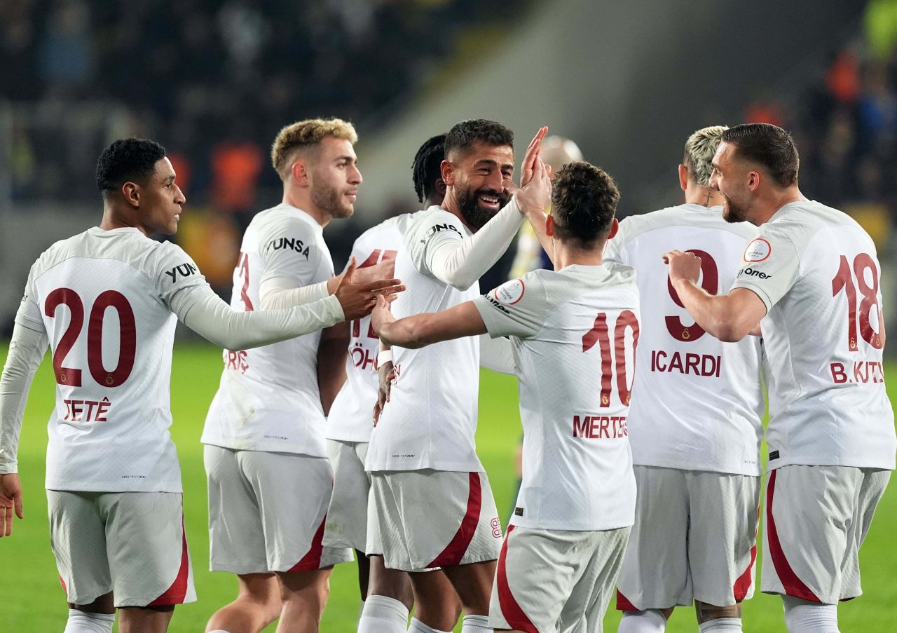 Galatasaray’da haftalar sonra ortaya çıkan şok gerçek! “Erden Timur, Okan Buruk’u çağırmayıp futbolcuları bir araya topladı. Garsonlar odadan çıkarıldı ve ‘Kimin ne derdi varsa ortaya konuşsun’ denildi” 4
