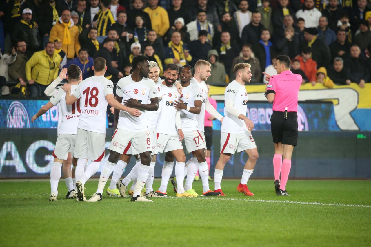 Galatasaray’da haftalar sonra ortaya çıkan şok gerçek! “Erden Timur, Okan Buruk’u çağırmayıp futbolcuları bir araya topladı. Garsonlar odadan çıkarıldı ve ‘Kimin ne derdi varsa ortaya konuşsun’ denildi” 2