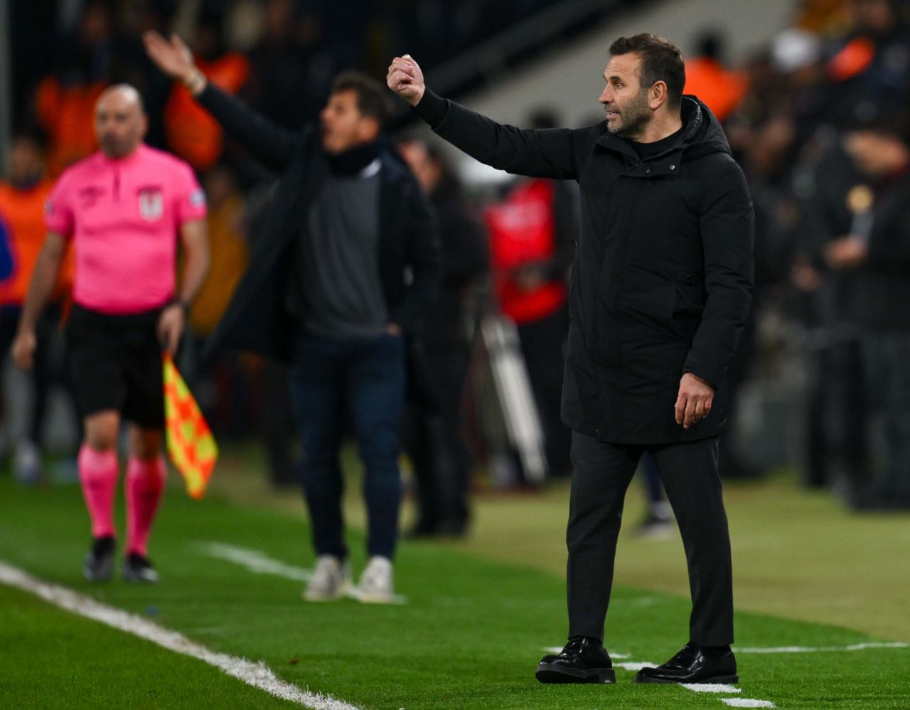 Galatasaray’da haftalar sonra ortaya çıkan şok gerçek! “Erden Timur, Okan Buruk’u çağırmayıp futbolcuları bir araya topladı. Garsonlar odadan çıkarıldı ve ‘Kimin ne derdi varsa ortaya konuşsun’ denildi” 10