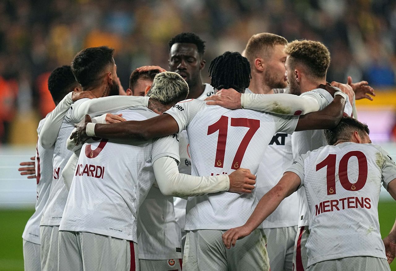 Galatasaray’da haftalar sonra ortaya çıkan şok gerçek! “Erden Timur, Okan Buruk’u çağırmayıp futbolcuları bir araya topladı. Garsonlar odadan çıkarıldı ve ‘Kimin ne derdi varsa ortaya konuşsun’ denildi” 1