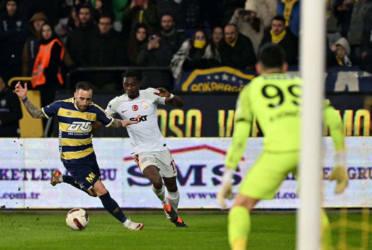 Galatasaray’da haftalar sonra ortaya çıkan şok gerçek! “Erden Timur, Okan Buruk’u çağırmayıp futbolcuları bir araya topladı. Garsonlar odadan çıkarıldı ve ‘Kimin ne derdi varsa ortaya konuşsun’ denildi” 9