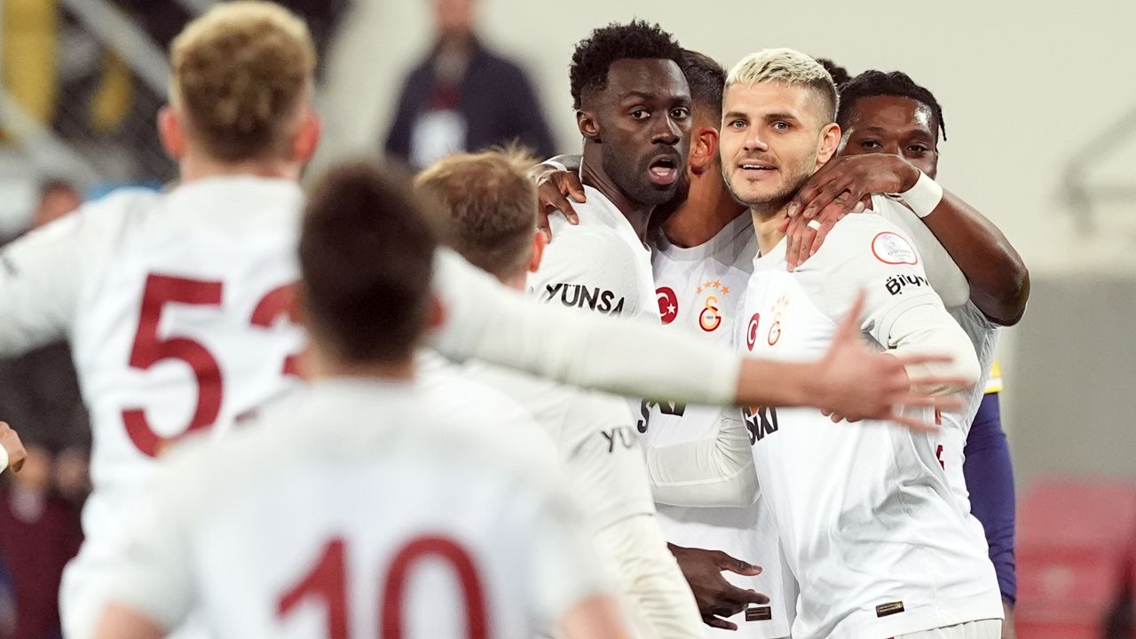 Galatasaray’da haftalar sonra ortaya çıkan şok gerçek! “Erden Timur, Okan Buruk’u çağırmayıp futbolcuları bir araya topladı. Garsonlar odadan çıkarıldı ve ‘Kimin ne derdi varsa ortaya konuşsun’ denildi” 6