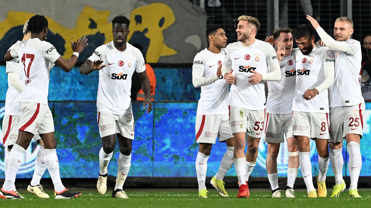 Galatasaray’da haftalar sonra ortaya çıkan şok gerçek! “Erden Timur, Okan Buruk’u çağırmayıp futbolcuları bir araya topladı. Garsonlar odadan çıkarıldı ve ‘Kimin ne derdi varsa ortaya konuşsun’ denildi” 5