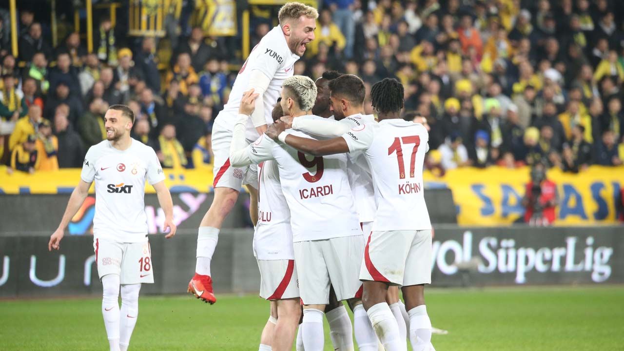 Galatasaray’da haftalar sonra ortaya çıkan şok gerçek! “Erden Timur, Okan Buruk’u çağırmayıp futbolcuları bir araya topladı. Garsonlar odadan çıkarıldı ve ‘Kimin ne derdi varsa ortaya konuşsun’ denildi” 3
