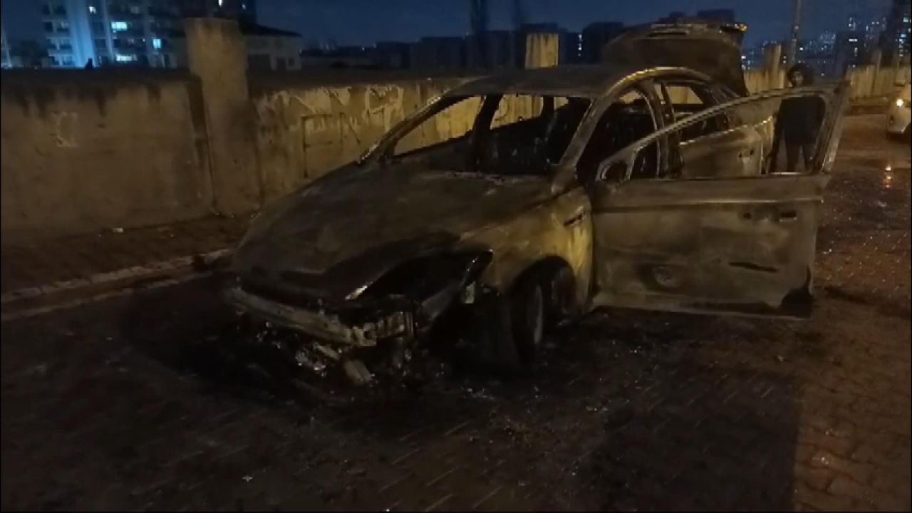 Esenyurt'ta otomobil alev alev yandı müdahale sırasındaki patlama kamerada 9