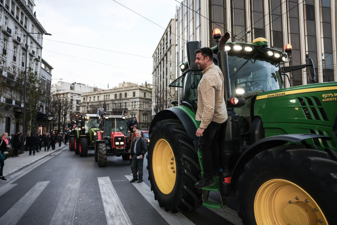 Yunanistan’da çiftçiler yeniden sokakta! 130 traktör 8 bin çiftçi... 4