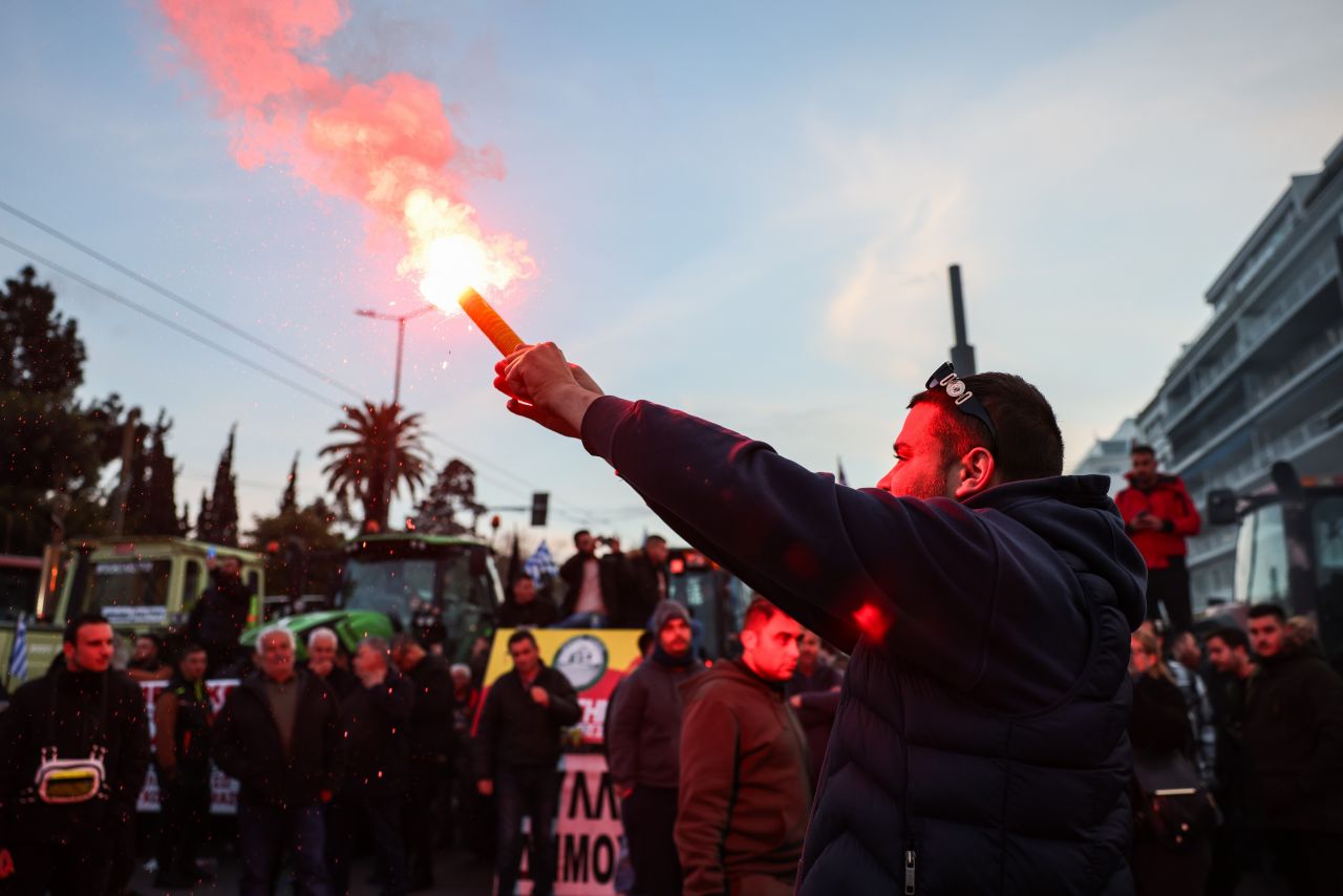 Yunanistan’da çiftçiler yeniden sokakta! 130 traktör 8 bin çiftçi... 6