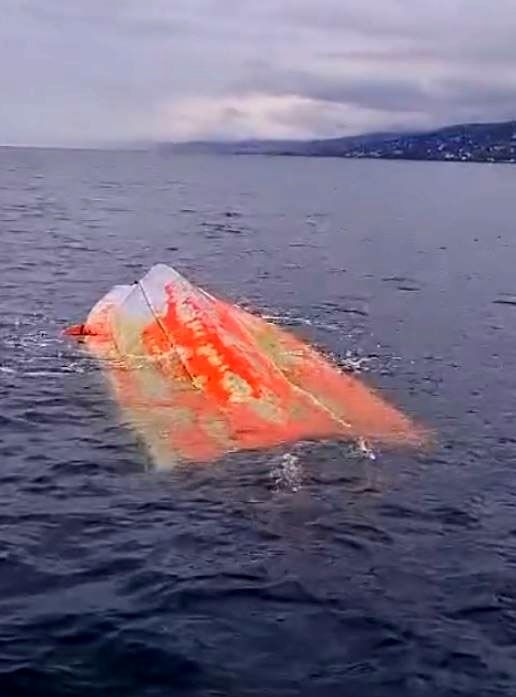 Karadeniz'de ters dönmüş şüpheli tekne imha edildi! Patlama anı kamerada... 3