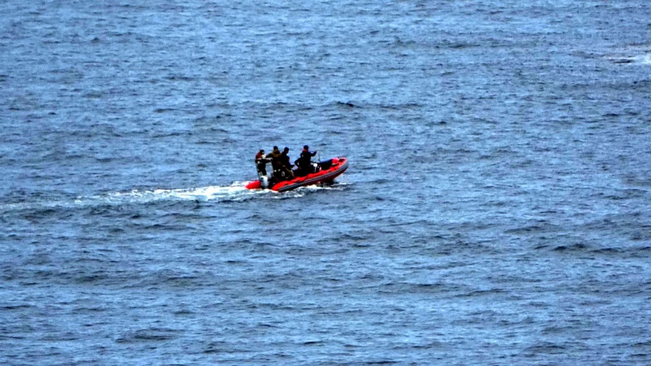 Karadeniz'de ters dönmüş şüpheli tekne imha edildi! Patlama anı kamerada... 4