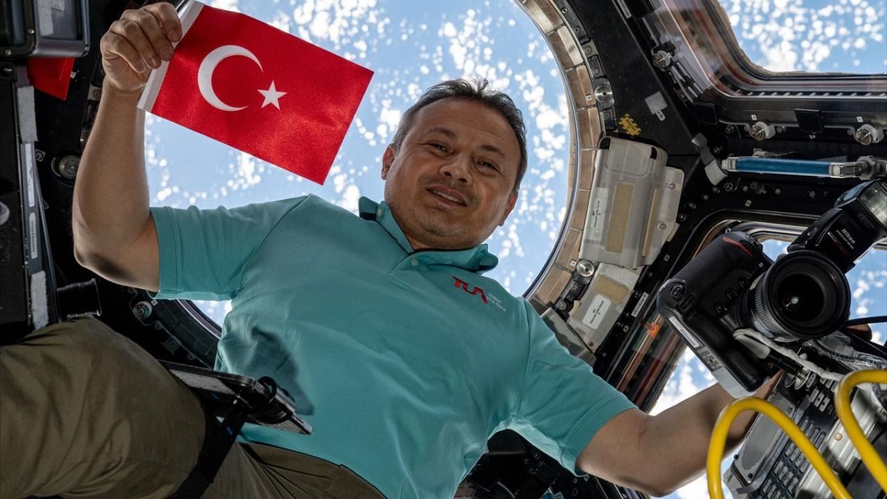 'Turist olarak gitti' iddialarına Alper Gezeravcı yanıt verdi! İşte Cüneyt Özdemir'in programındaki o diyalog! 7