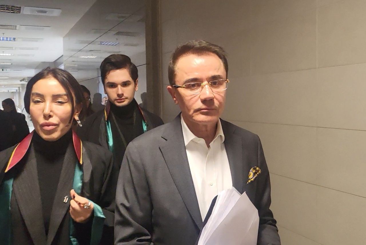 Oğluna cinsel istismarda bulunmakla suçlanmıştı! Hakim karşısına çıkan Ender Saraç gözyaşlarına boğuldu 7