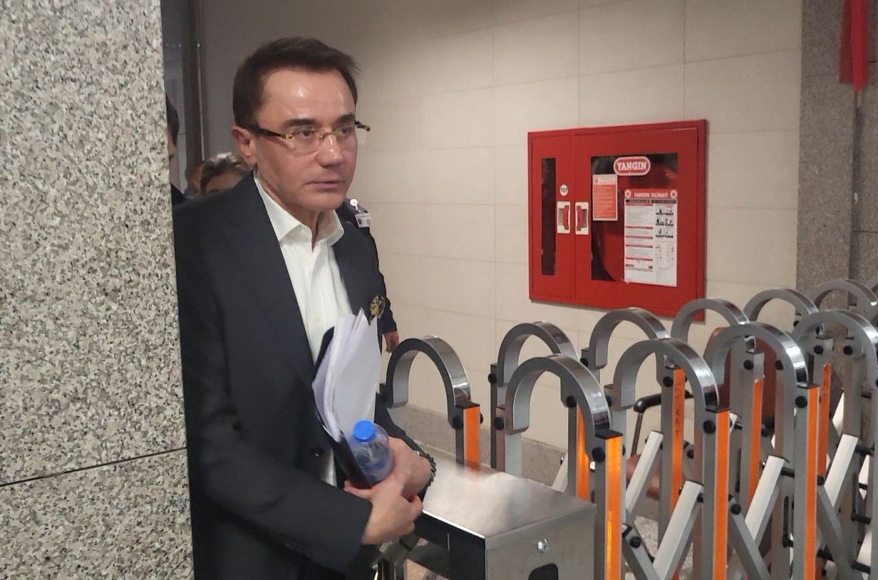 Oğluna cinsel istismarda bulunmakla suçlanmıştı! Hakim karşısına çıkan Ender Saraç gözyaşlarına boğuldu 8