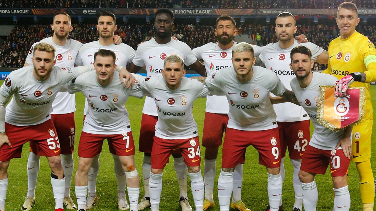 Canlı yayında çıldırdı, gündeme bomba gibi düştü: “54 yaşındayım, Tete’nin oynadığının en fazlasını oynarım. İnsana bu kadar şans verilmez. Takım arkadaşı olsam topla döverim bunu! Bir tane katkı yaptığı maç yok” 3