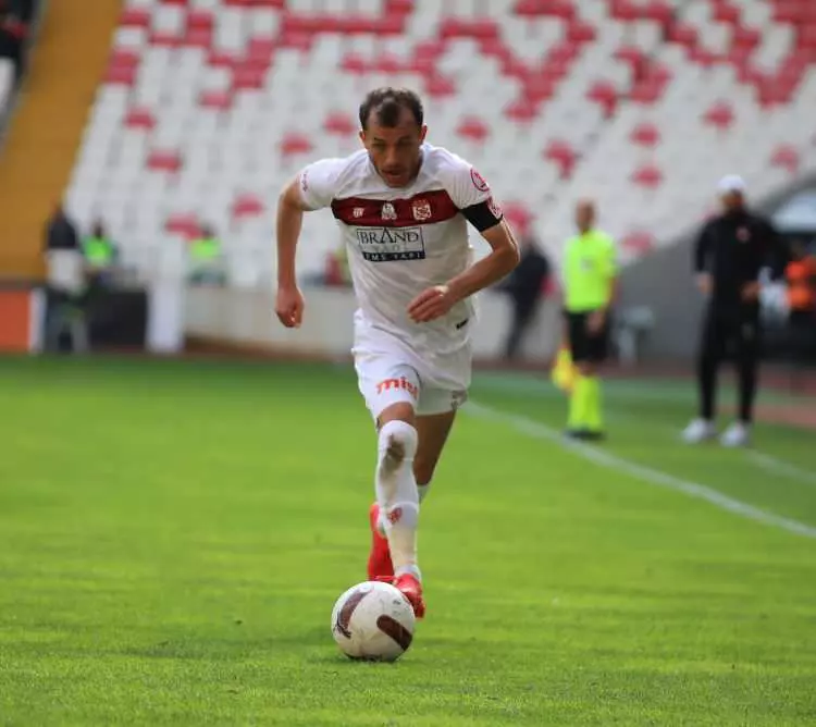 Onlar paranın asla satın alamadığı futbolcular! Hepsi birer istikrar abidesi: İşte takımlarının formasını en çok giyen futbolcular... 24