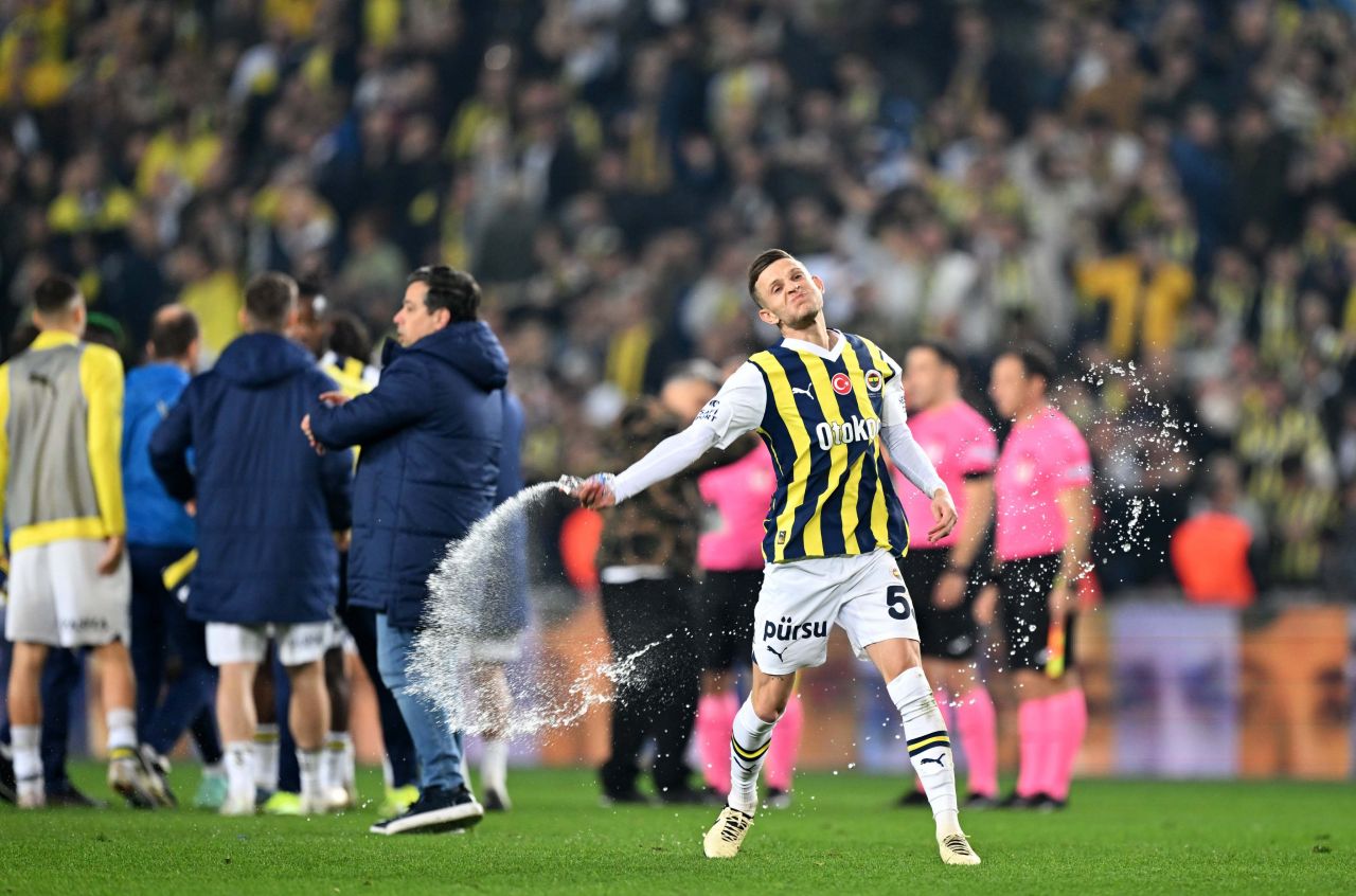 Sosyal medyayı ayağa kaldıran açıklama: “Maşallah Fenerbahçe yine penaltı jokeriyle 3 puanı aldı! Pozisyonda penaltı falan yok! Hakemin kararı yanlış” 7