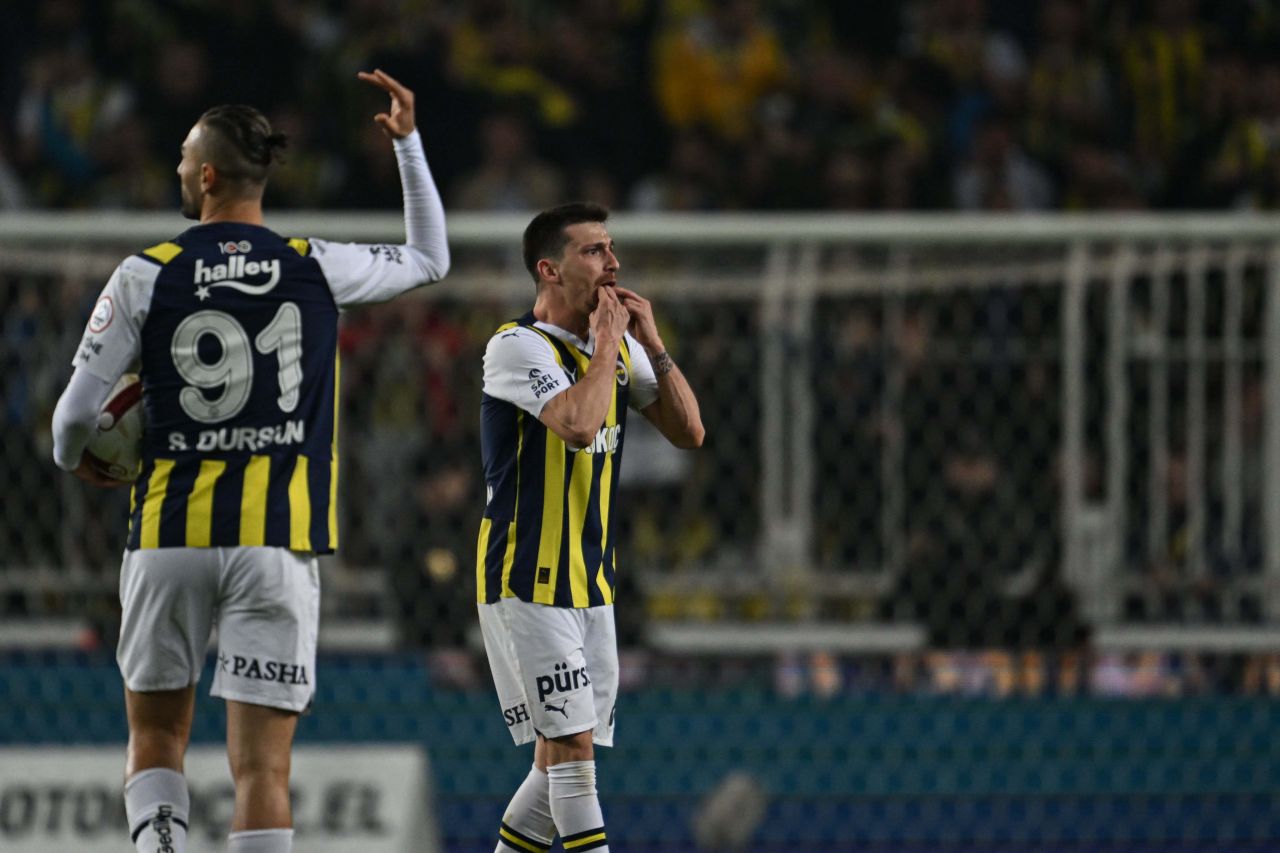 Sosyal medyayı ayağa kaldıran açıklama: “Maşallah Fenerbahçe yine penaltı jokeriyle 3 puanı aldı! Pozisyonda penaltı falan yok! Hakemin kararı yanlış” 6