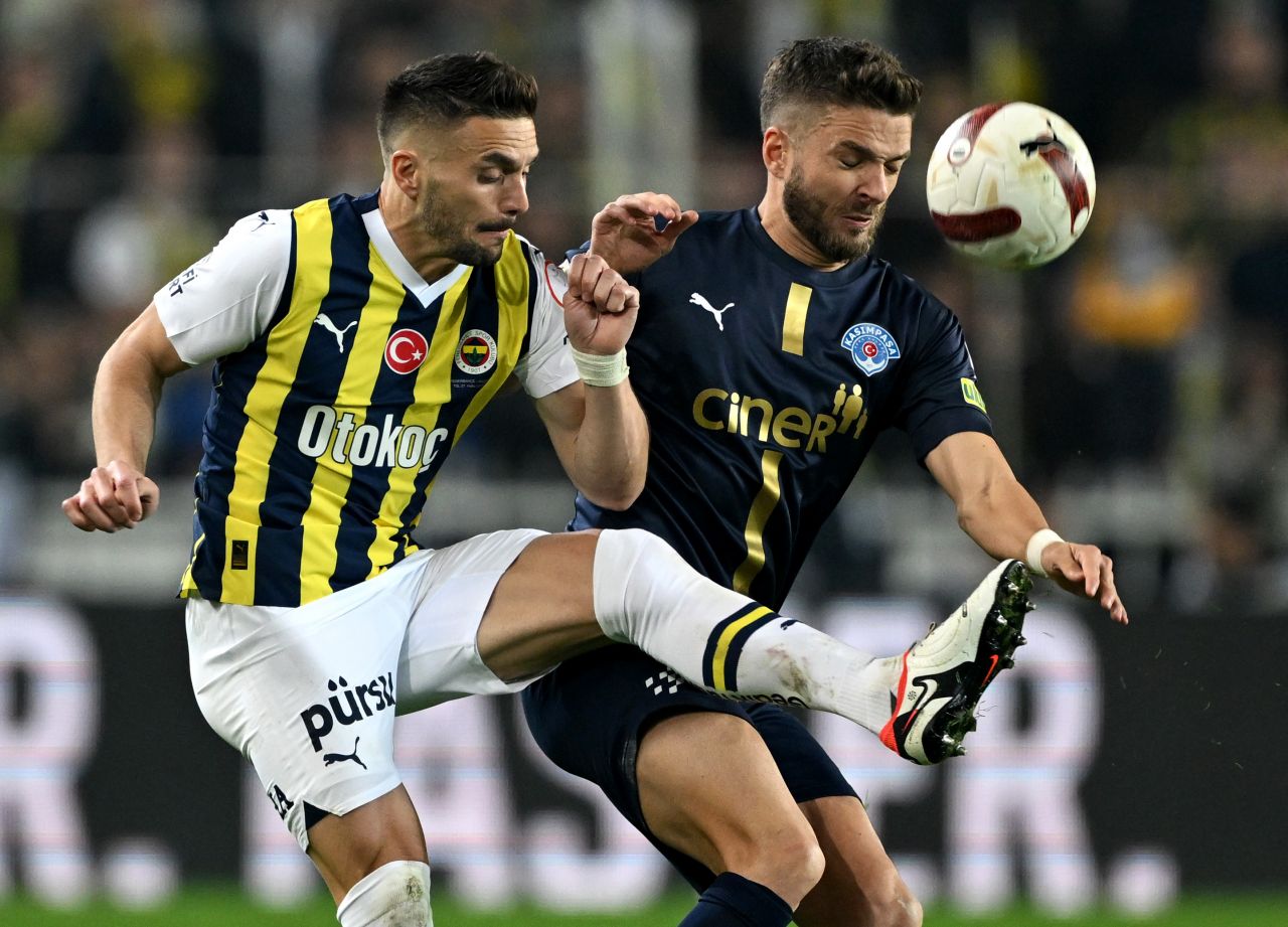 Sosyal medyayı ayağa kaldıran açıklama: “Maşallah Fenerbahçe yine penaltı jokeriyle 3 puanı aldı! Pozisyonda penaltı falan yok! Hakemin kararı yanlış” 9