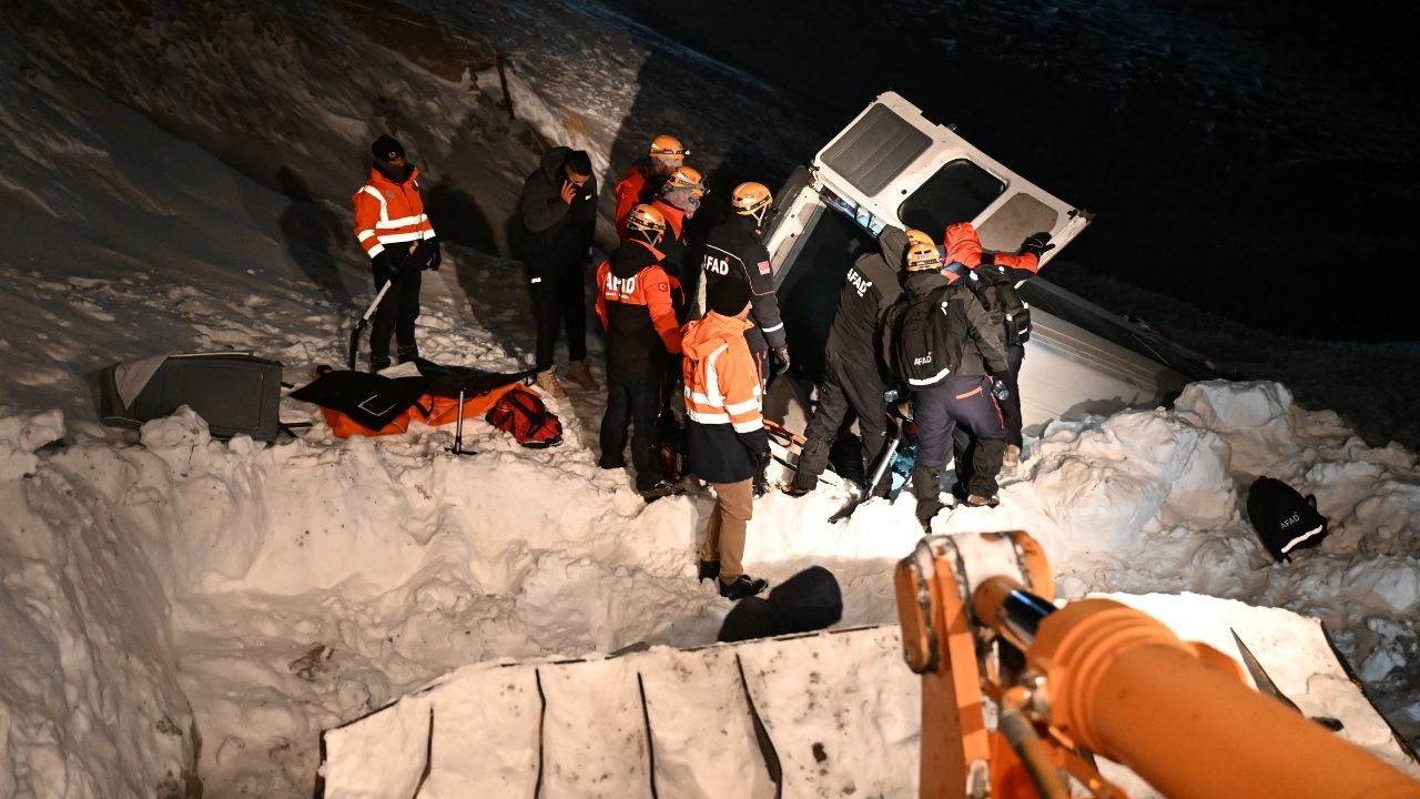 Facia gibi kaza! AFAD duyurdu: Van'da minibüsün üzerine çığ düştü ölü ve yaralılar var! 3