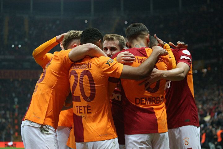 Türkiye'nin dilinde bu pozisyon VAR! Galatasaray - Antalyaspor maçındaki yarı otomatik ofsayt sisteminden gelen görüntü herkesi şaşkına çevirdi. 2