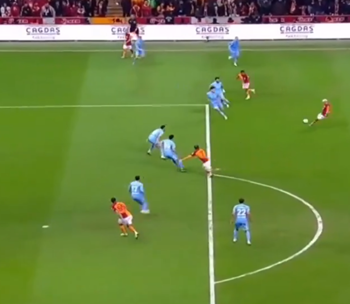 Türkiye'nin dilinde bu pozisyon VAR! Galatasaray - Antalyaspor maçındaki yarı otomatik ofsayt sisteminden gelen görüntü herkesi şaşkına çevirdi. 3
