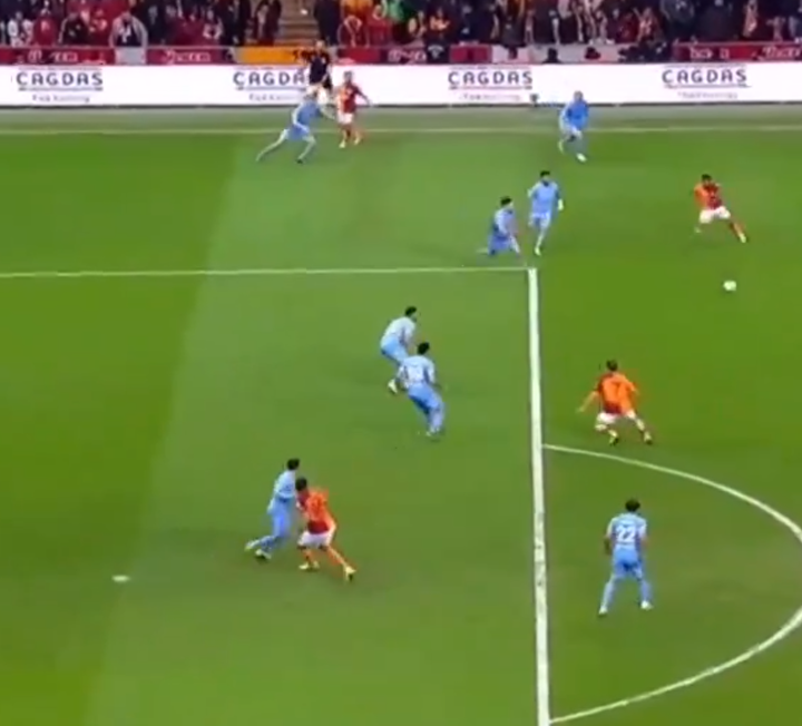 Türkiye'nin dilinde bu pozisyon VAR! Galatasaray - Antalyaspor maçındaki yarı otomatik ofsayt sisteminden gelen görüntü herkesi şaşkına çevirdi. 4