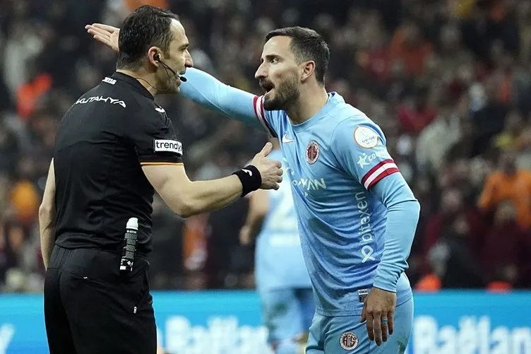 Sosyal medyayı ayağa kaldıran olay! Canlı yayında Türk yayıncılık tarihine kara leke olarak geçecek sözler: Galatasaray maçı hakemine ağza alınmayacak laflar söyledi! Yayından kaldırıldı, özür mesajları paylaşıldı. 6