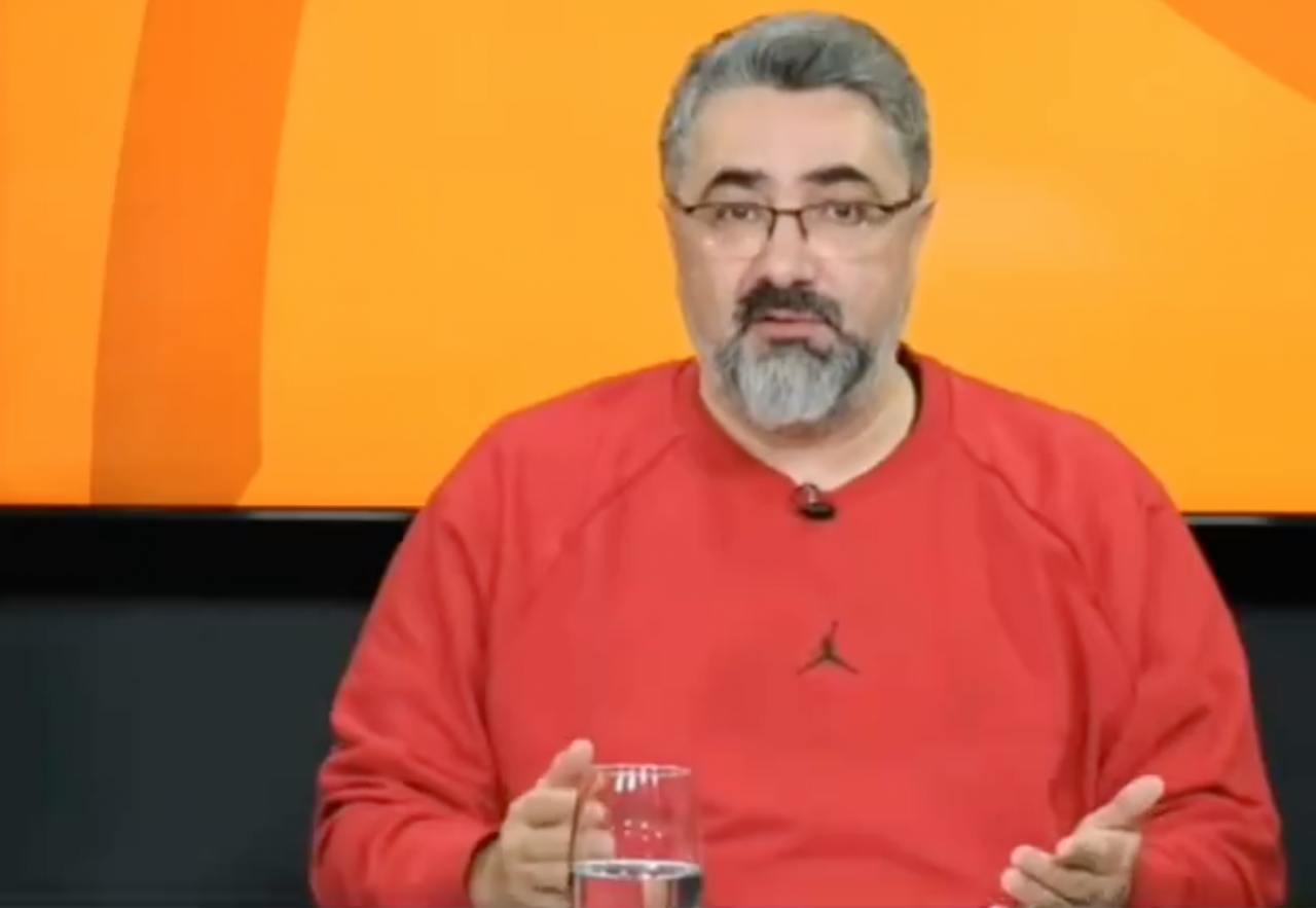 Sosyal medyayı ayağa kaldıran olay! Canlı yayında Türk yayıncılık tarihine kara leke olarak geçecek sözler: Galatasaray maçı hakemine ağza alınmayacak laflar söyledi! Yayından kaldırıldı, özür mesajları paylaşıldı. 1