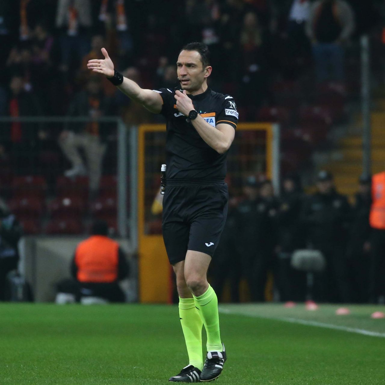 “Galatasaray’ın attığı golde manipülasyon var! Sisteme her şeyi yanlış yüklemişler. Vinicius en az yarım metre ofsayt. Penaltı desen penaltı değil! Tam bir skandal” 4