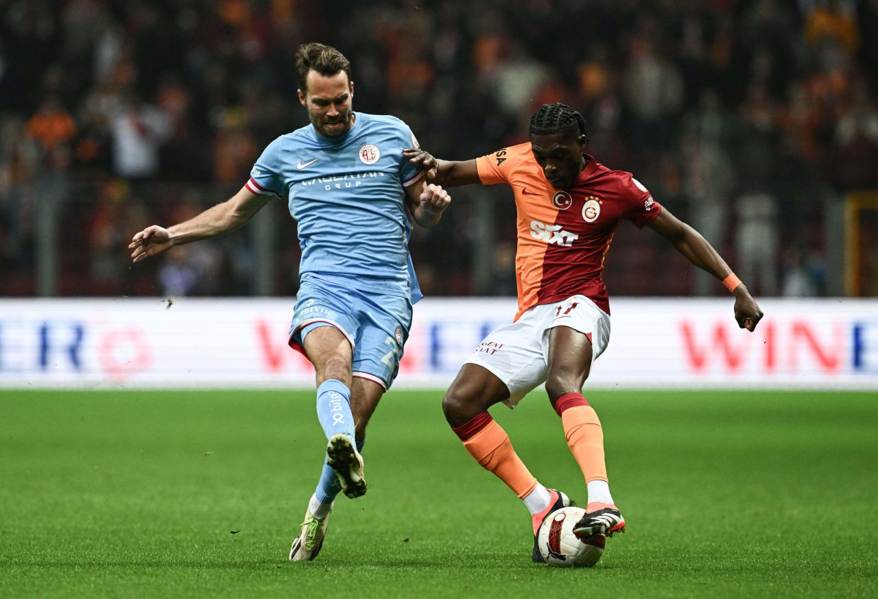 “Galatasaray’ın attığı golde manipülasyon var! Sisteme her şeyi yanlış yüklemişler. Vinicius en az yarım metre ofsayt. Penaltı desen penaltı değil! Tam bir skandal” 5