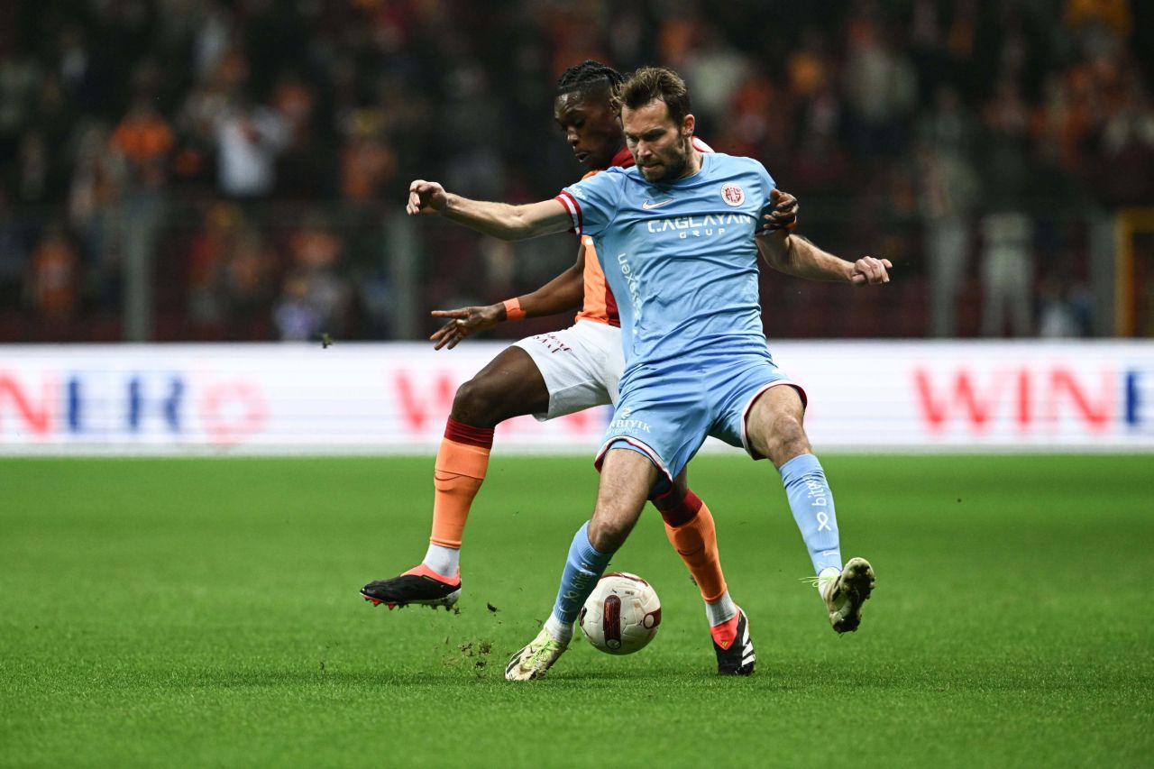 “Galatasaray’ın attığı golde manipülasyon var! Sisteme her şeyi yanlış yüklemişler. Vinicius en az yarım metre ofsayt. Penaltı desen penaltı değil! Tam bir skandal” 6